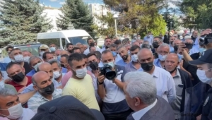 Kayseri Büyükşehir Belediyesi önünde "Halk Otobüsçüleri" eylem yaptı