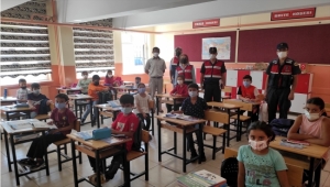 Kayseri'de jandarma ekipleri kırsalda eğitim gören çocukların okul heyecanına ortak oldu