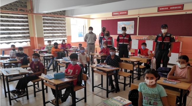 Kayseri'de jandarma ekipleri kırsalda eğitim gören çocukların okul heyecanına ortak oldu