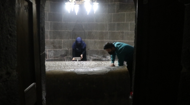 Kayseri'de Mahperi Hunat Hatun Türbesi'nin bakımını yapan fedakar çift