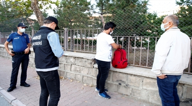 Kayseri'de polis okul önlerinde uyuşturucu denetimi yaptı