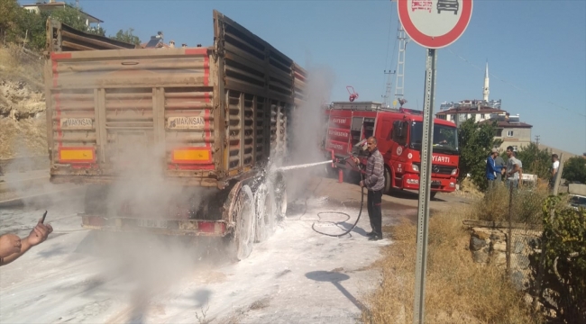 Kayseri'de seyir halindeki kamyon yandı