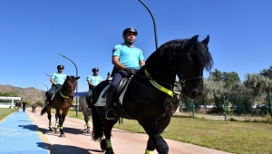 Kırıkkale'de devriye gezen atlı jandarma birlikleri ziyaretçilerin ilgisini çekiyor