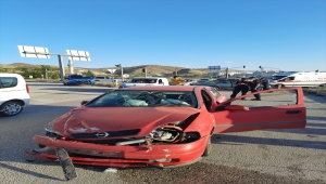 Kırıkkale'de iki otomobilin çarpıştığı kazada 7 kişi yaralandı