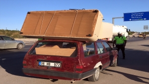 Kırıkkale'de otomobilin üzerine yüklediği eşyalarla trafiği tehlikeye atan sürücüye ceza 