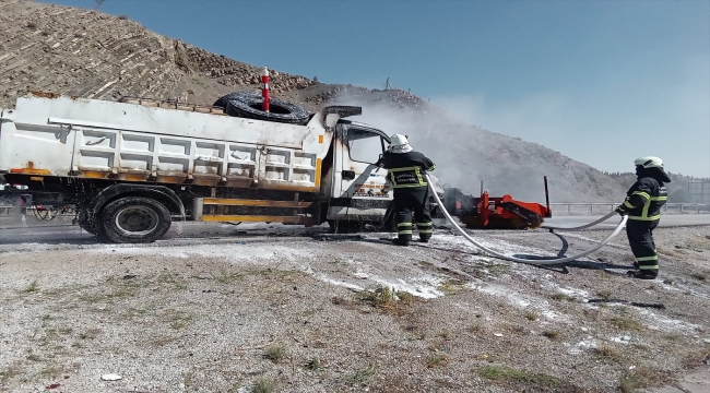 Kırıkkale'de yanan yol süpürme aracı hasar gördü