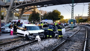 Konya'da çarpışan 2 otomobil tramvay yoluna girdi: 4 yaralı