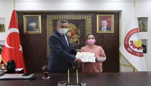 Seydişehir'de küçük yazar Başkan Tutal'a kitabını hediye etti