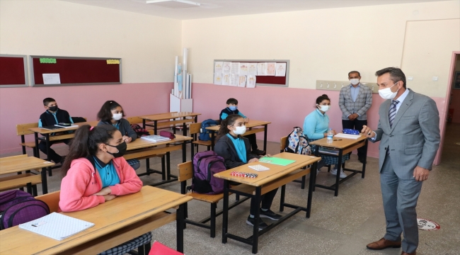Sivas Milli Eğitim Müdürü Aslan okullardaki Kovid-19 tedbirlerini inceledi 