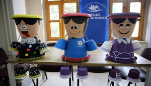 Sivas'ta gençlerin hazırladığı dekoratif saksılar köy okullarını süsleyecek