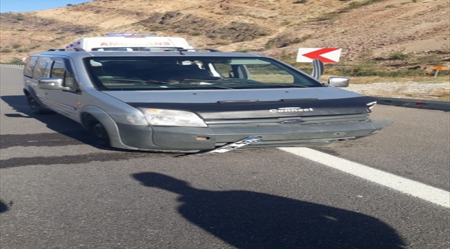 Sivas'ta hafif ticari araç bariyere çarptı: 9 yaralı