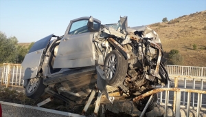 Sivas'ta hafif ticari araç köprü bariyerlerine çarptı: 2 yaralı 