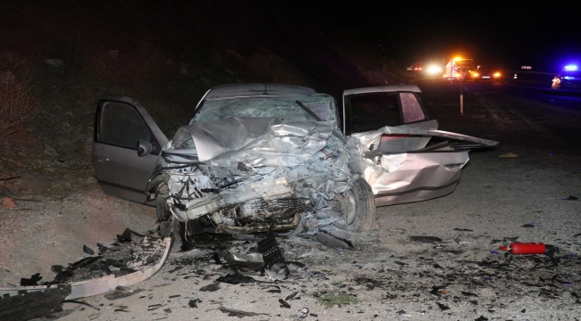 Sivas'ta hafif ticari araçla otomobil çarpıştı: 2 ölü, 3 yaralı