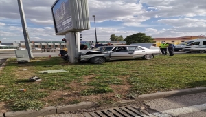 Sivas'ta otomobil reklam panosuna çarptı, 2 kişi yaralandı 