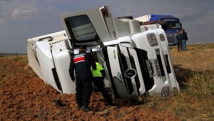 Sivas'ta piliç yüklü tır devrildi: 1 yaralı
