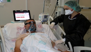 Yoğun bakımdaki Kovid-19 hastası aşı yaptırmamanın pişmanlığını yaşıyor