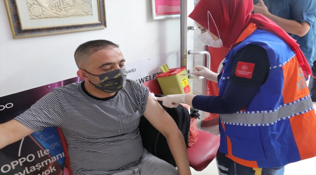 Yozgat'ta sağlık ekipleri esnafa iş yerinde aşı uyguladı