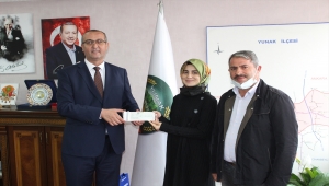 Yunak'ta YKS'de başarı olan öğrenciler ödüllendirildi