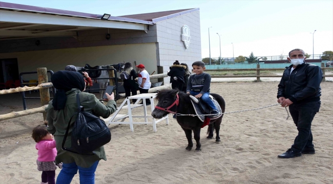 Aksaray'da engelli çalışanlar ile çocuklara "atla" terapi