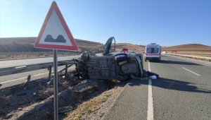 Bariyere çarparak devrilen otomobildeki 3 kişi yaralandı