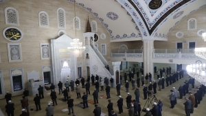 Diyanet İşleri Başkanı Erbaş sabah namazında cemaatle buluştu
