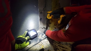 Eskişehir'de boruya sıkışan kedi AKUT ekiplerince kurtarıldı
