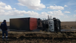 Eskişehir'de sulama kanalına devrilen tırın sürücüsü yaralandı