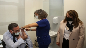 Eskişehir'de TURKOVAC'ın Faz-3 çalışması için gönüllü olan iki kişi aşılarını yaptırdı