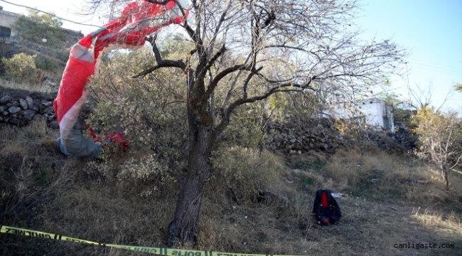 GÜNCELLEME - Kayseri'de ağaca düşen yamaç paraşütçüsü öldü