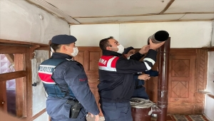 Günyüzü ilçesinde yaşlı çiftin sobasını jandarma ekipleri kurdu