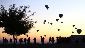 Kapadokya'da balonları izlemek isteyen turistler tepelere akın ediyor