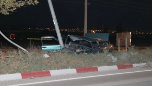 Karaman'da otomobilin direğe çarpması sonucu 2 kişi yaralandı