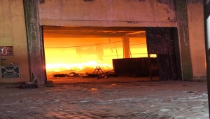 Kayseri'de kağıt fabrikasında çıkan yangına müdahale ediliyor