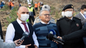 Kayseri'de Vali Günaydın ve Başkan Büyükkılıç, "Cumhuriyet Fidanı" etkinliğine katıldı