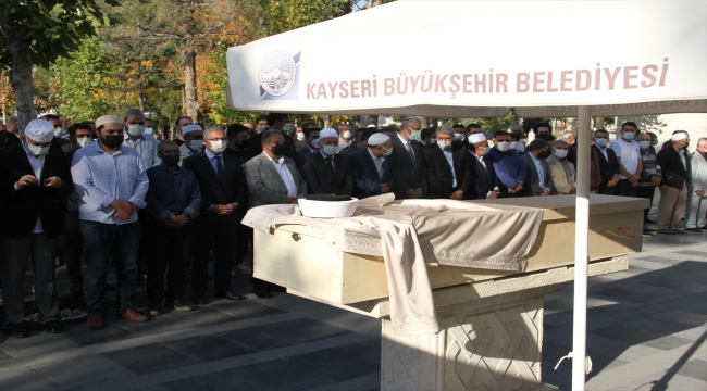 Kayseri'de yoğun bakımda aşı çağrısı yapan Kovid-19 hastası imamın cenazesi defnedildi