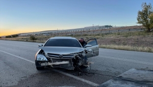 Kırıkkale'de bariyerlere çarpan otomobildeki 6 kişi yaralandı