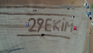 Kırıkkaleli çiftçi traktörle tarlaya "29 Ekim" yazdı