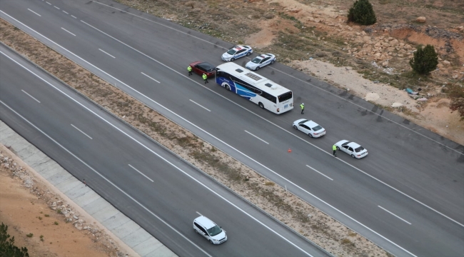 Konya'da jandarma ve emniyet, helikopter destekli trafik denetimi yaptı