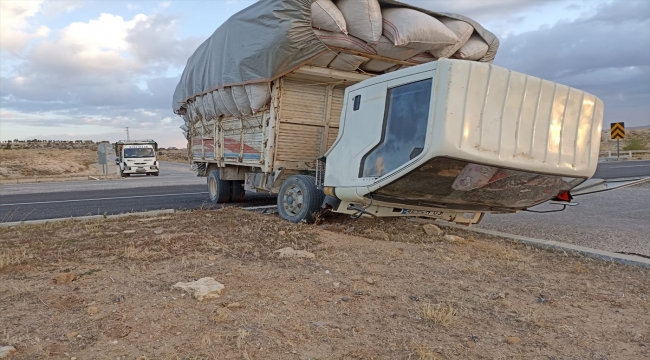 Konya'da refüje çarpan saman yüklü kamyonun sürücüsü öldü