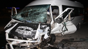 Konya'da yolcu minibüsü ile otomobilin çarpışması sonucu 8 kişi yaralandı