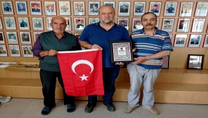 Şehit yakınlarından bağışçı emekli mühendise teşekkür plaketi