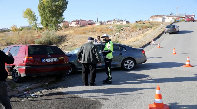 Sivas'ta 2 otomobilin çarpıştığı kazada 4 kişi yaralandı