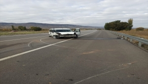 Sivas'ta bariyerlere çarpan araçtaki 2 kişi yaralandı