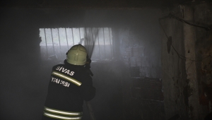 Sivas'ta bir apartmanın garajında çıkan yangında 4 kişi dumandan etkilendi