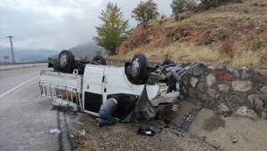 Sivas'ta devrilen kamyonetteki 3 kişi yaralandı