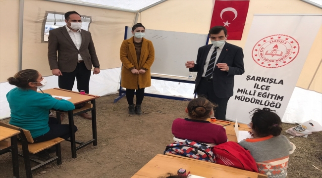 Sivas'ta mevsimlik işçilerin çocukları için eğitim çadırları oluşturuldu