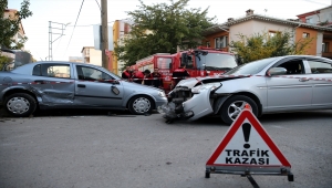 Sivas'ta otomobillerin çarpışması sonucu 2 sürücü yaralandı