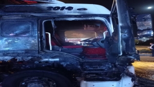 Sivas'ta seyir halindeki çekicide çıkan yangın hasara yol açtı 