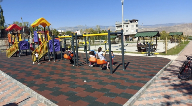 Suşehri Belediyesi her mahalleye çocuk oyun parkı kuruyor