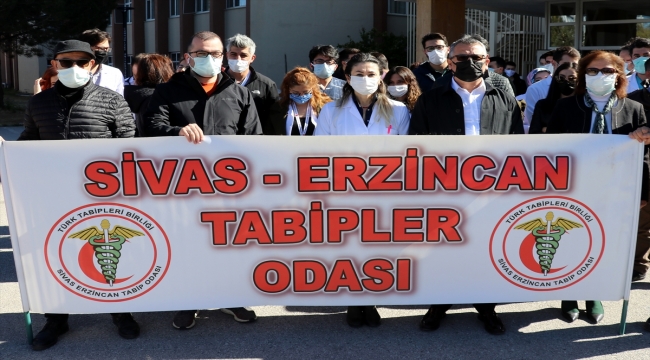 Trafik kazasında hayatını kaybeden doktor, Sivas'ta meslektaşları tarafından anıldı